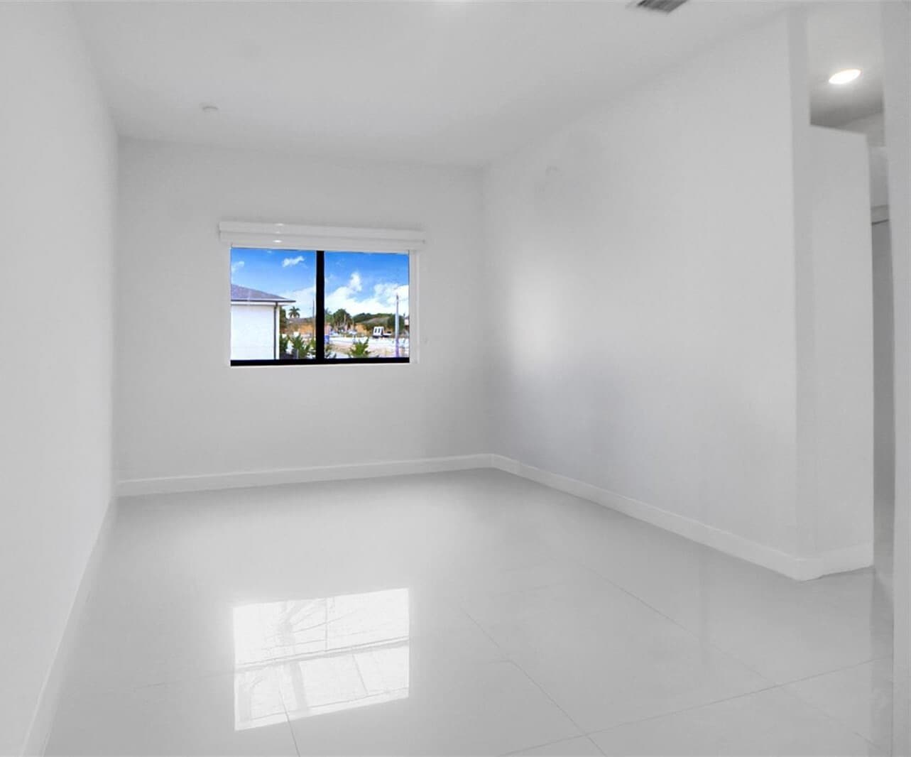 Building Photo - 320 NW 13th Ct