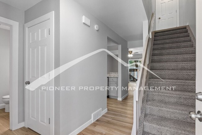Building Photo - Renovated 3-Level 2BR Townhouse w/ Garage ...