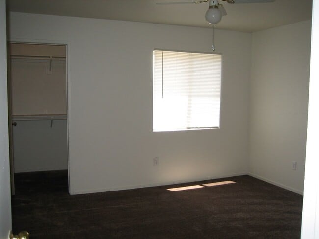 Building Photo - NICE CONDO, 3 BEDROOMS, 2 FULL BATHS, NEW ...