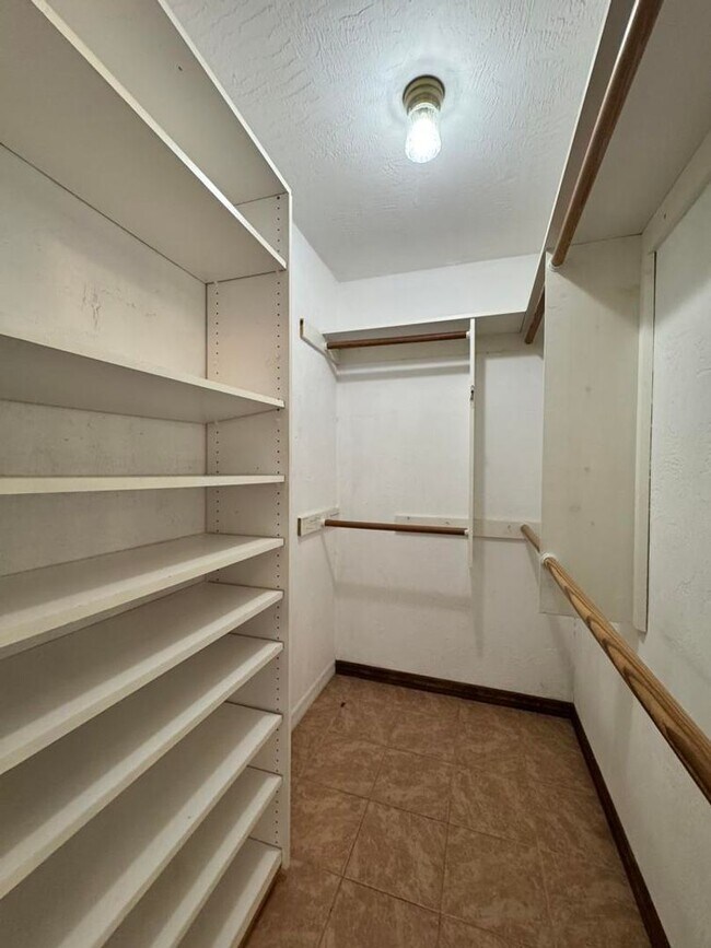 Building Photo - 653 Pelican Bay Dr