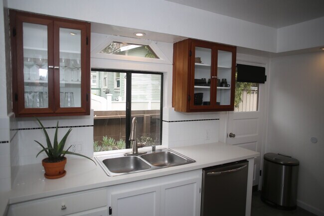 Building Photo - 521 Rialto Ave