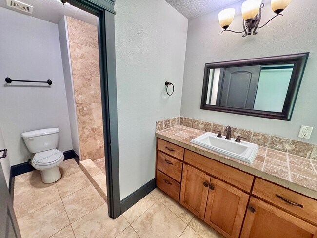 Building Photo - GORGEOUS Townhome...  LOCATION , LOCATION near Peace Health Hospital