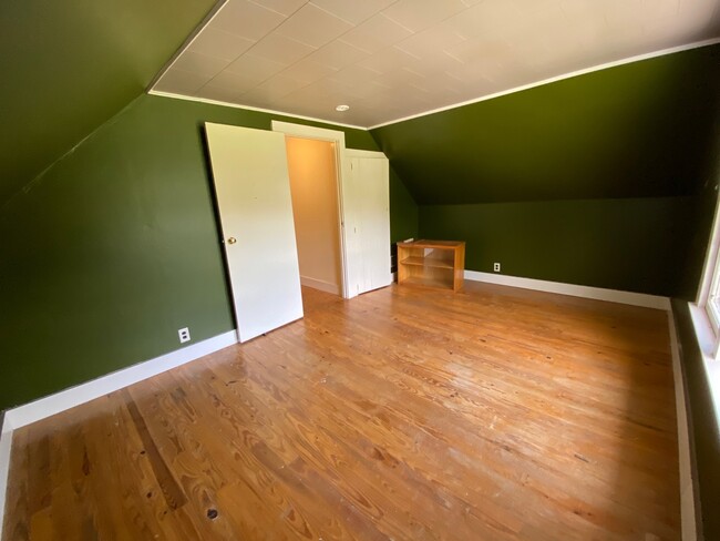 Large 2nd floor bedroom - 696 S Wardsboro Rd