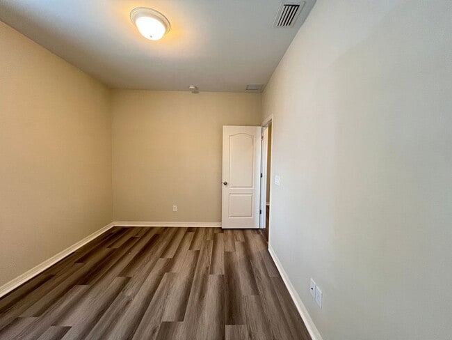 Building Photo - Beautiful Townhouse at Windermere availabl...