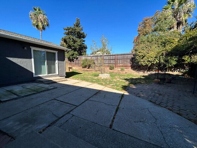 Building Photo - Refreshed 4bed 2bath in Roseville