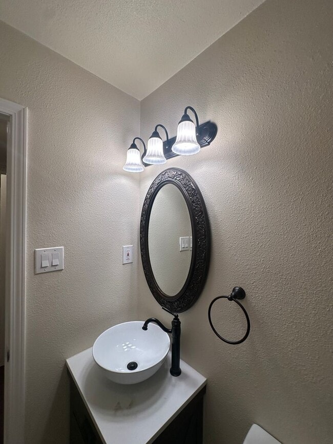 Building Photo - Gorgeous, 3 bedroom, 2.5 bath home, ready for move in