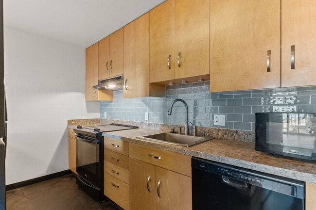 Building Photo - Modern 1-Bed w/ Balcony & Views Near Piedmont