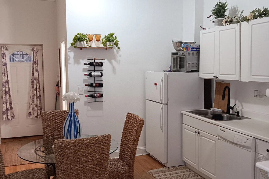 Building Photo - 910 Green Bay Rd