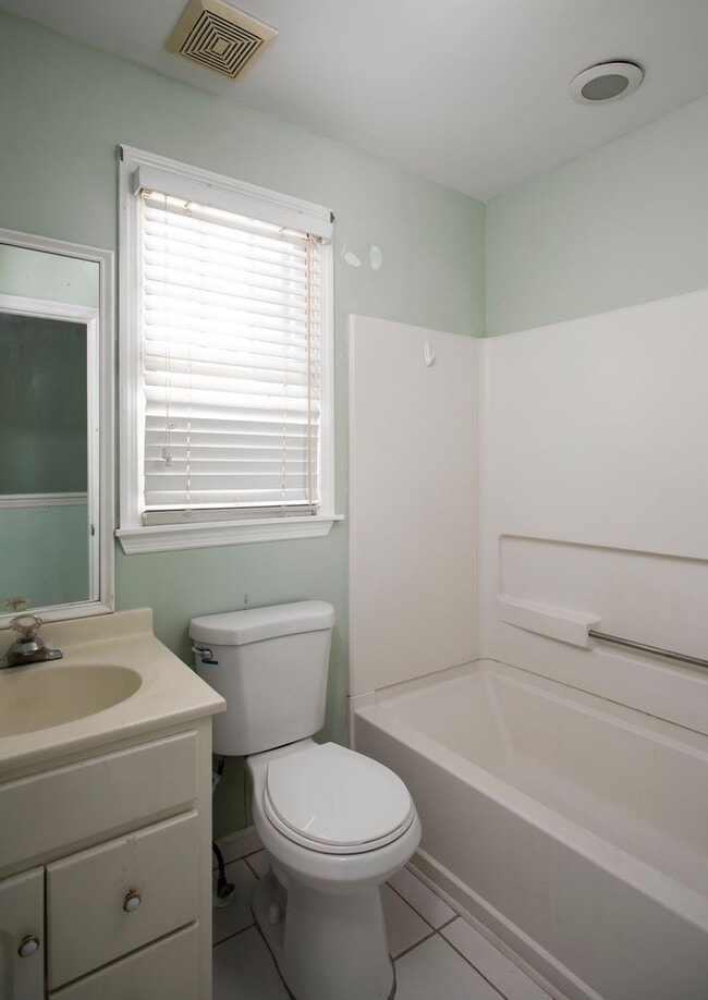 Building Photo - 2 Bedroom 1 Bathroom Golf Club Townhouse  April 1- November 30