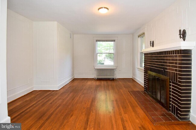 Building Photo - 633 24th St S