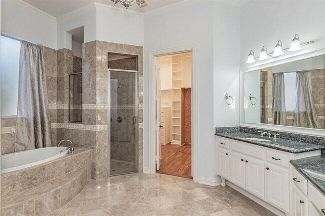 Building Photo - 1004 Drake Dr