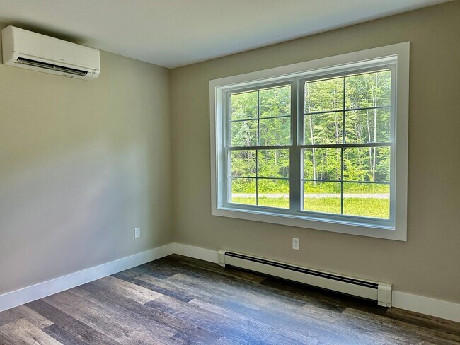 Building Photo - New 3 bed, 3 bath house with in law apt on...