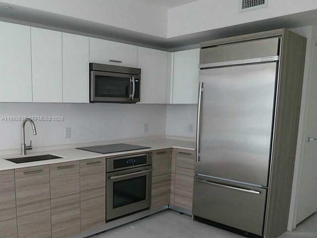 Building Photo - 1300 Brickell Bay Dr