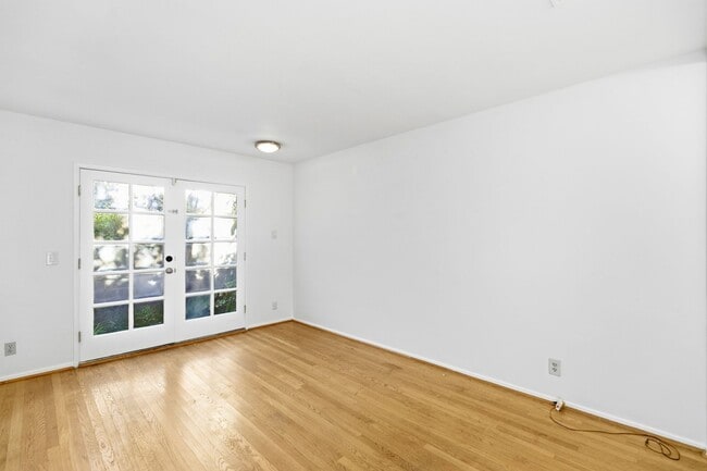 Building Photo - Beautiful 3 Bed + 2 Bath House + Front & Back Yard, Garage, Driveway