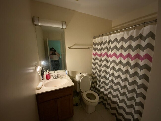 Building Photo - 3 Bedroom/2 Bathroom duplex