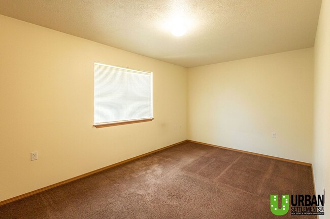 Building Photo - Great 4bd/2bth, nice location