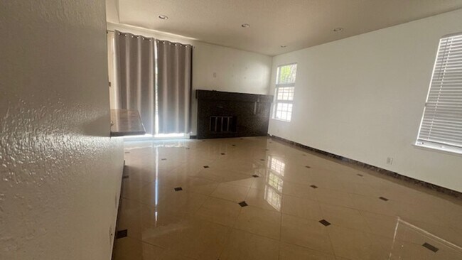 Building Photo - Elegant House in Playa Del ray