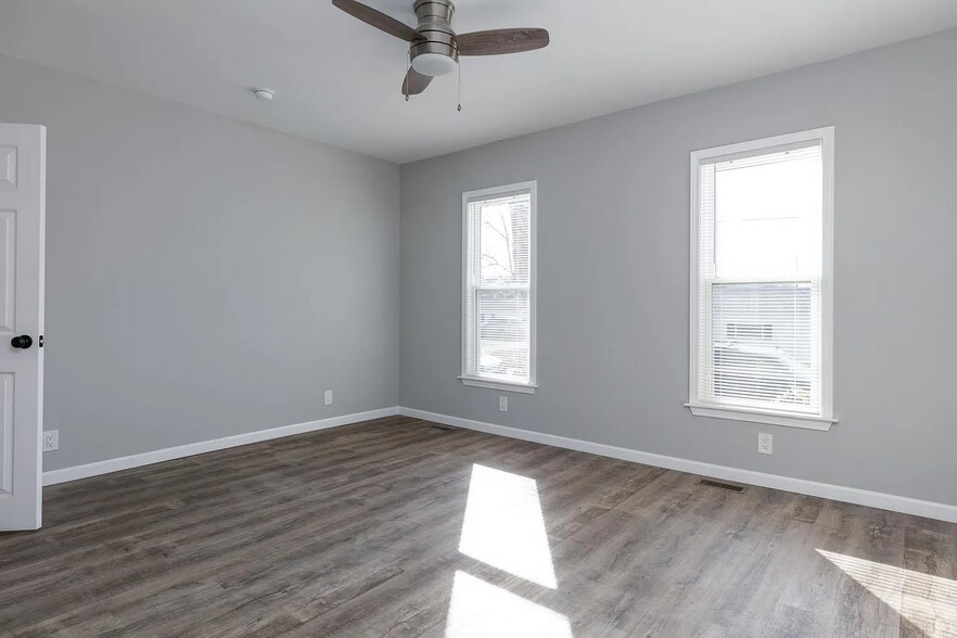 Building Photo - 318 Bronson St