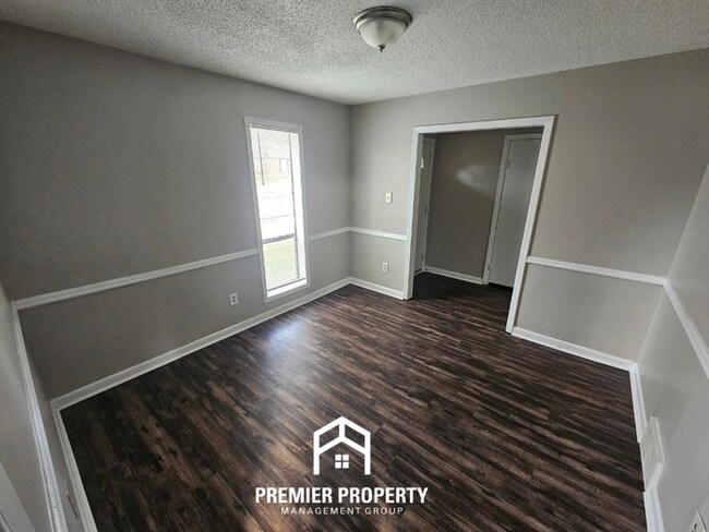 Building Photo - Spacious 3BR Memphis Home with Vaulted Ceilings, Fireplace & Fenced Backyard