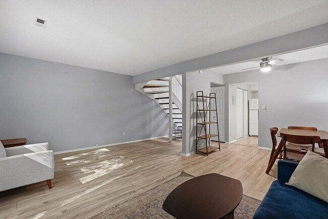 Building Photo - MINUTES to UNC!! 2 Bed 2.5 Bath Townhome - FURNISHED!  $500 Move in Incentive!