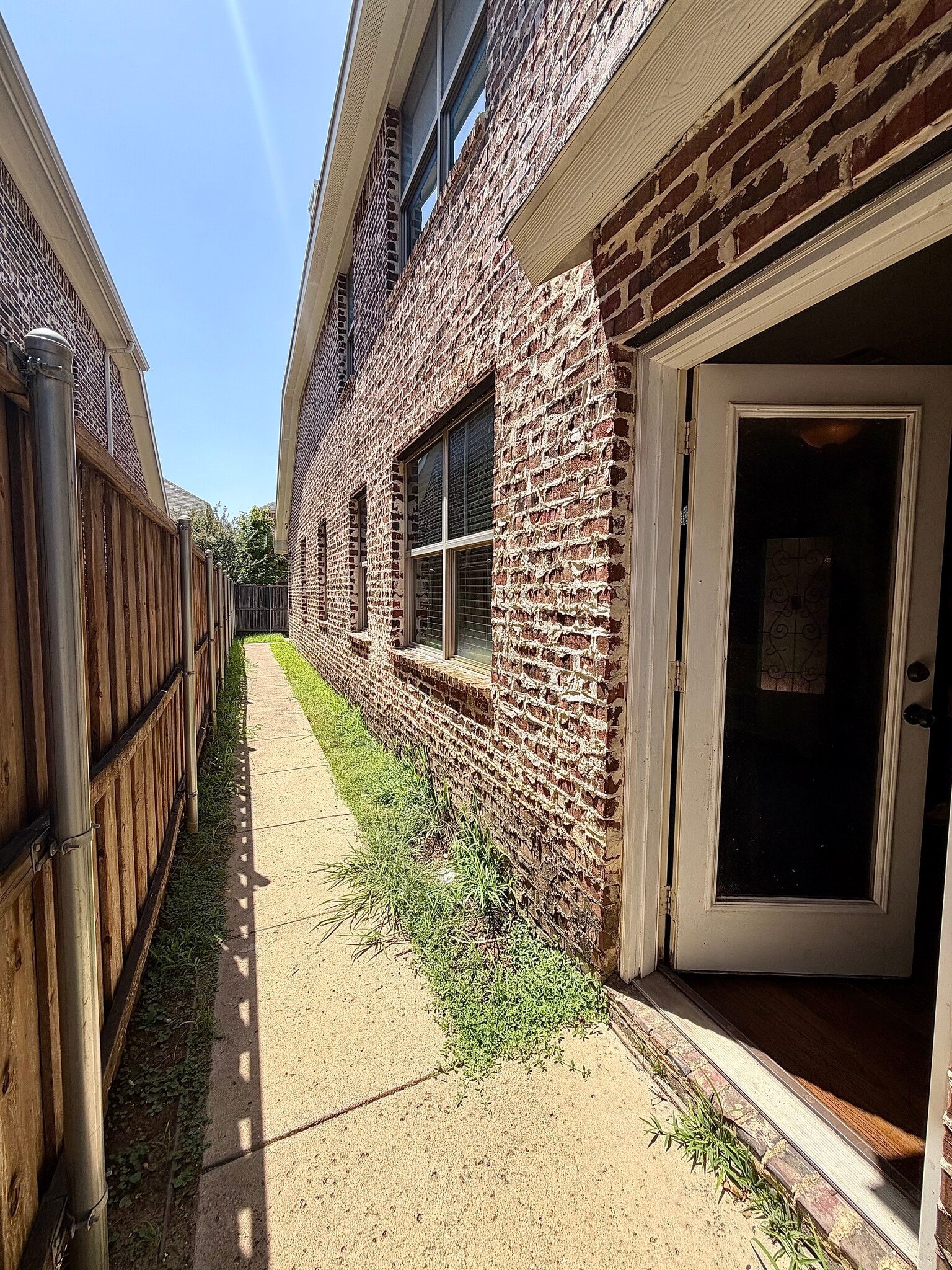 Building Photo - 705 Rembrandt Ct