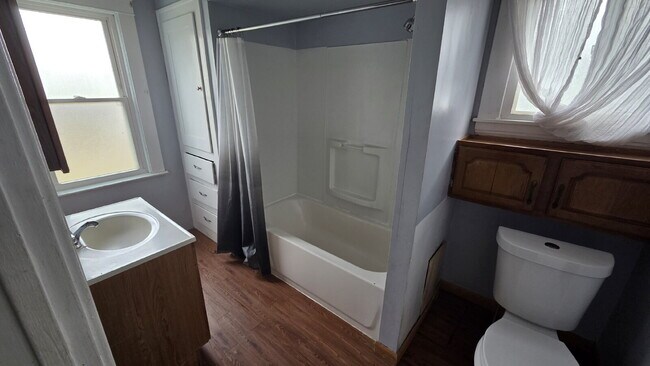 Building Photo - "3-Bed Comfort, Style & Nearby Recreation!"