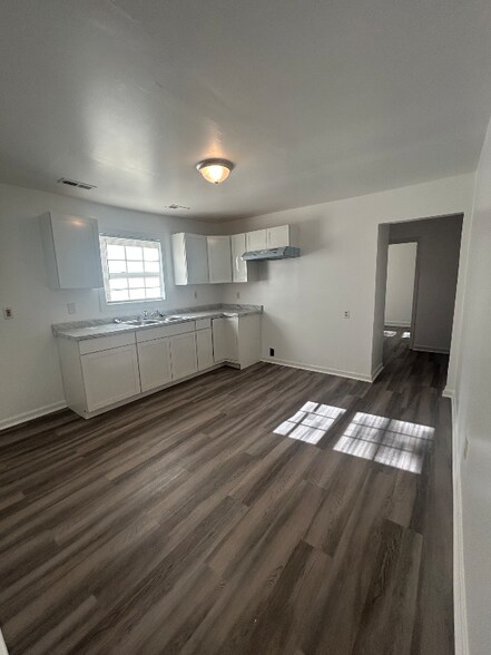 Building Photo - 722 Langley Ave