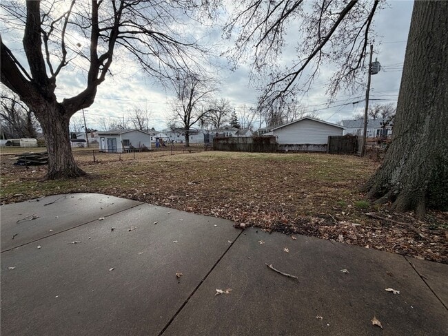 Building Photo - 854 Loekes Dr