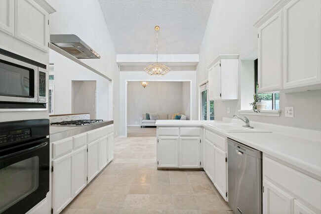 Building Photo - RENOVATED 3-BEDROOM HOME IN BRAUN STATION