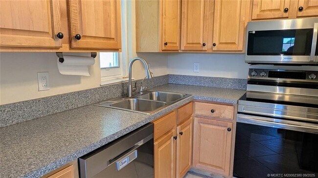 Building Photo - 1563 SE Royal Green Cir