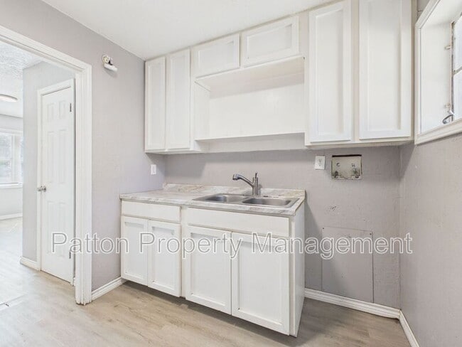 Building Photo - 3010 Westhaven Dr