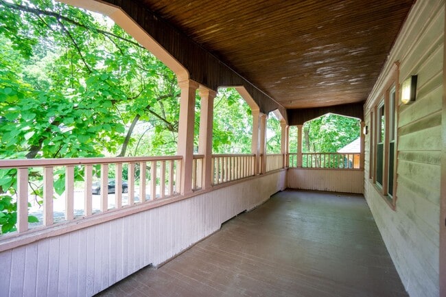 Building Photo - Bright 4 Bedroom Flat With Off Street Park...