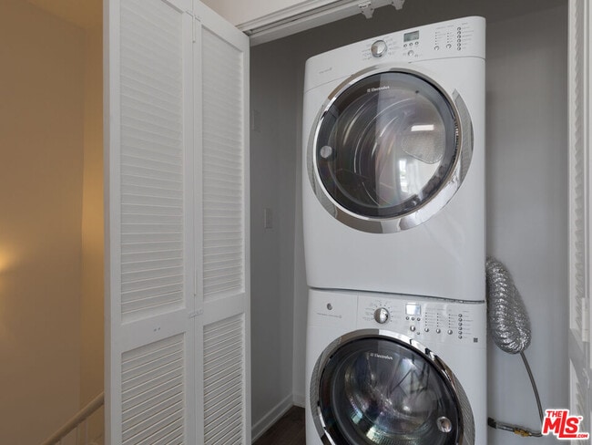 Building Photo - 230 S Hamilton Dr