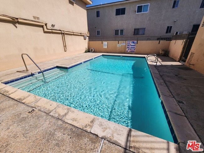 Building Photo - 7925 Vineland Ave