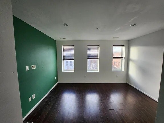 Building Photo - 2517 Saint Paul St