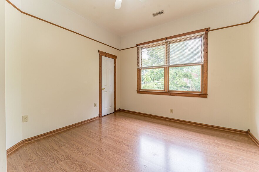 Building Photo - 801 Phillips Ave