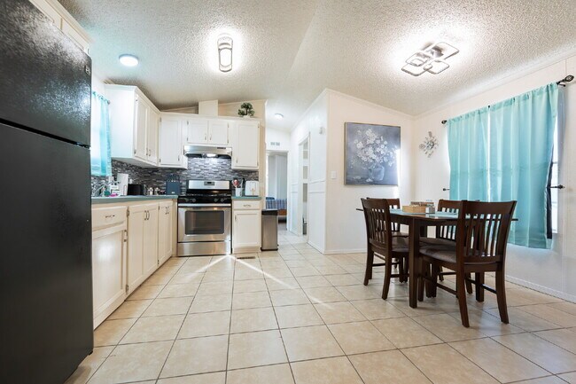 Building Photo - Charming Fully Furnished 2 Bed Home with M...