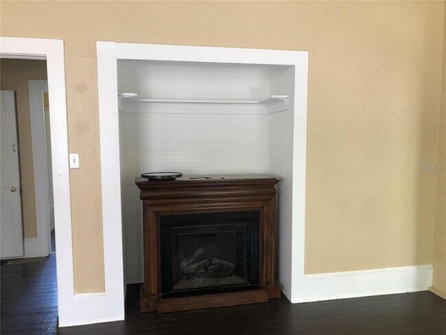 Building Photo - 25422 Pine St