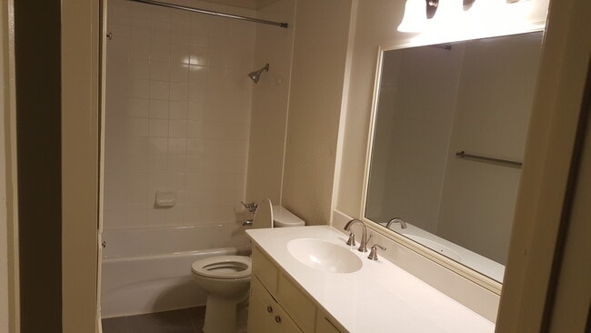 Building Photo - 634 Woodhaven Pl