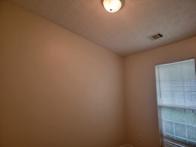 Building Photo - Newer Ranch Style Home w/Fireplace, Trey Ceilings and Black Appliances - Total Electric