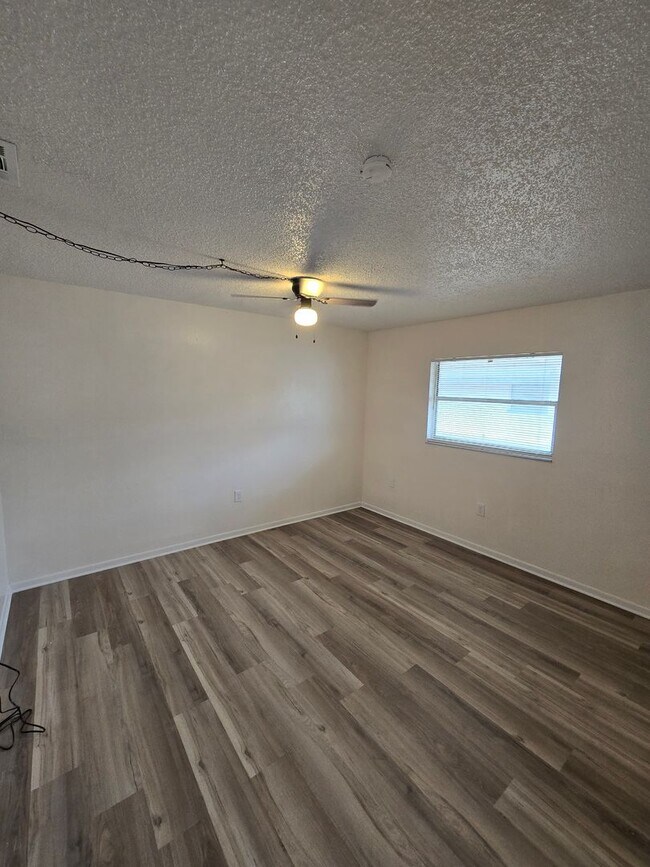 Building Photo - 2 BEDROOM, 1 BATH APARTMENT HOME - PINELLAS PARK
