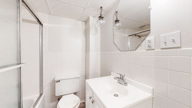 Building Photo - Hikes Point 3 Bed/2 Bath with Basement & Fenced-in Yard