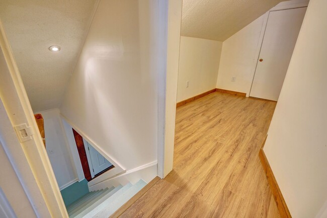 Building Photo - Charming Cape Cod Home - Detached Garage - Pet Friendly!