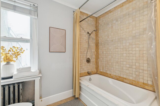 Building Photo - 1228 Catharine St