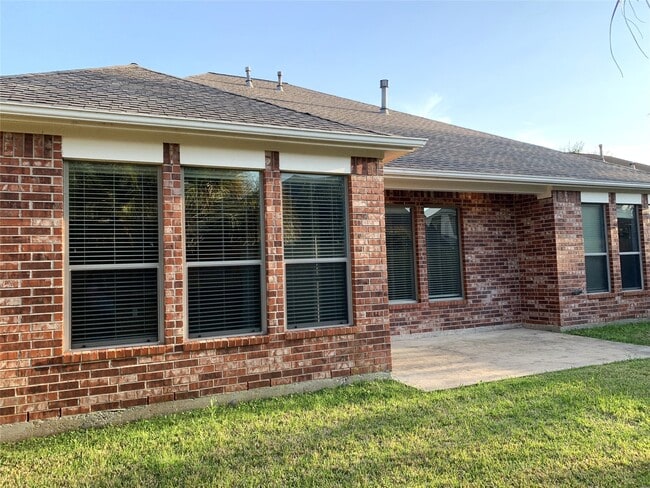 Building Photo - 2611 Summer Rain Dr