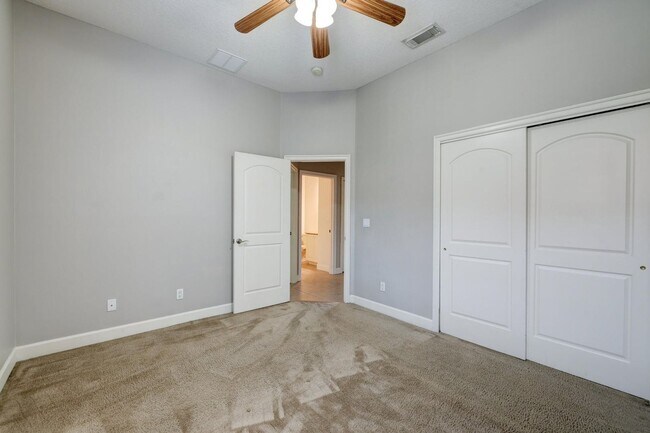 Building Photo - 833 SW Vineland Ct