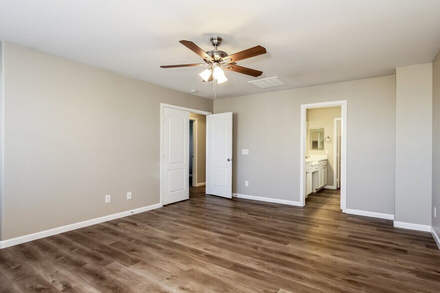 Building Photo - 18405 W Sunnyslope Ln