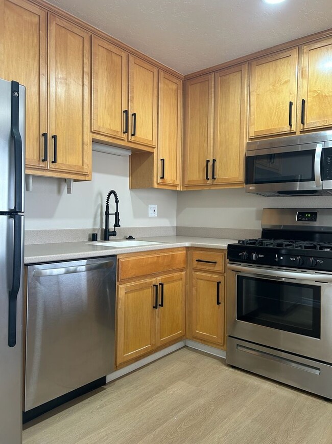 Building Photo - Please call Vaughn Realty, 760-446-6561 to set up an appointment.