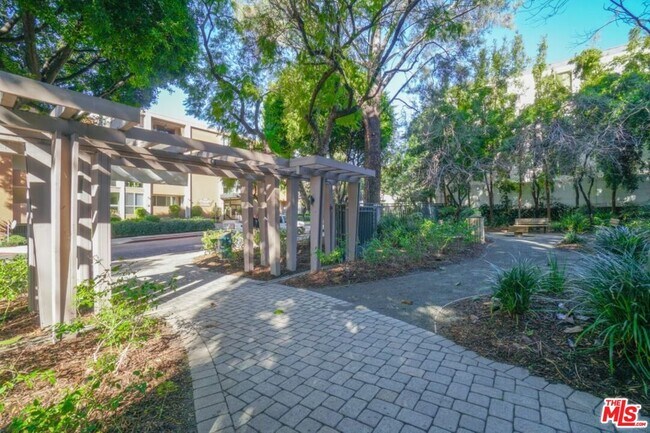 Building Photo - 1015 Kings Rd