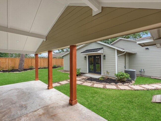 Building Photo - 1826 Woodcrest Dr